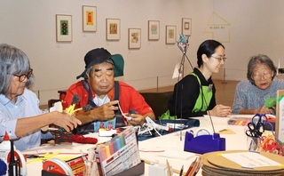 アーティストの元永定正さんの作品に囲まれながら工作などを楽しめるスペース＝宝塚市武庫川町