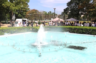 １５年ぶりに水しぶきを上げた噴水＝尼崎市東七松町１（撮影・小林良多）