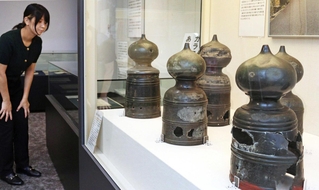 戦国武将の建部光重の銘文が刻まれた欄干の擬宝珠などが並ぶ特別展＝尼崎市南城内