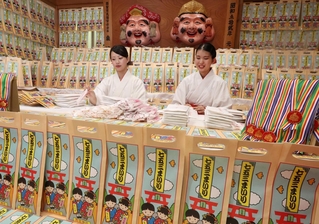 七五三シーズンが本格化する中、千歳あめの袋詰めを行う巫女たち＝西宮市社家町