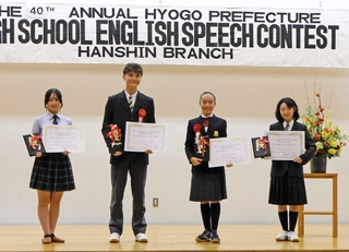 県大会に進む（左から）井上美月さん、米田魁さん、吉本日向子さん、辻璃杏さん＝芦屋市新浜町