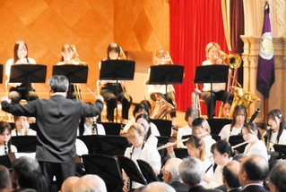 ウインドオーケストラ演奏を披露する神戸女学院大音楽学部生ら＝西宮市岡田山