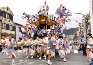 街中を勢いよく走るだんじり＝芦屋市大桝町