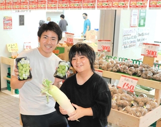 武庫川団地にある「メルカードむこがわ」内に２号店を構えた野草真菜さん（右）と兄の惣太さん＝西宮市高須町１