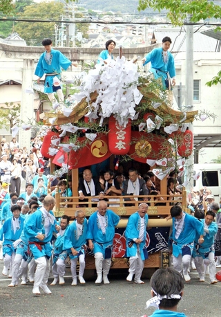 宮入りする下山口地区の新調されただんじり＝西宮市山口町下山口３