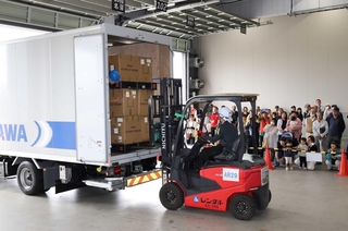 支援物資の効率的な管理や輸送を訓練で確認する関係者ら＝猪名川町差組