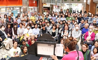 紙芝居を聞きに多くの観客が集まった会場＝宝塚市栄町２