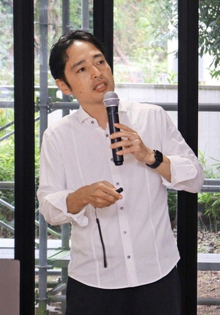 最新技術を活用した障害者施設のあり方について話す東京大大学院の松田雄二准教授＝宝塚市美幸町