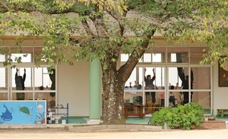 園児の減少が大きい猪名川町北部の町立六瀬幼稚園。周辺の自然環境や広い園庭、きめ細かな教育などに引かれ、遠方から子どもを通わせる保護者もいるという＝猪名川町笹尾