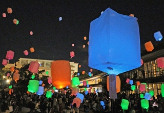 会場を幻想的な雰囲気に包んだ色とりどりのランタン＝宝塚市武庫川町