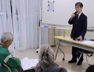 小泉八雲の代表作「怪談」について語る辻憲男さん＝西宮市川西町