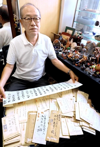 戦地から送られてきた手紙を持つ大石城司さん＝芦屋市西山町