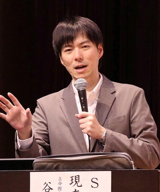 ＳＮＳと選挙の関係について話す立命館大の谷原つかさ准教授＝宝塚市末広町