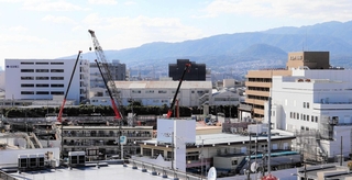 ２０２７年度中の開院に向け、市立伊丹病院（右奥）の敷地で建設工事が進む新病院＝伊丹市千僧１
