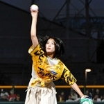 始球式で投球するコウベリーズの橋本夏叶さん＝尼崎市杭瀬南新町３