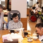 入居者たちと交流する「はんしん自立の家」の石田英子施設長＝宝塚市美幸町