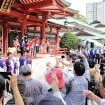 ２０２３年の一斉乾杯の様子＝西宮市社家町