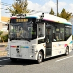 公道での実証実験が始まった自動運転バス＝西宮市甲子園九番町