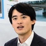 米誌タイムの「次世代の１００人」に選ばれ、取材に応じる芦屋市の高島崚輔市長＝芦屋市役所