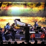 西本智実さんの指揮で演奏するオーケストラ＝ルネサンスクラシックス芦屋ルナ・ホール