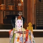 あでやかな十二単の装束で観月祭を彩った舞姫＝西宮神社
