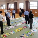 審査会で作品を選ぶ審査員ら＝尼崎北署（提供）