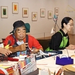 アーティストの元永定正さんの作品に囲まれながら工作などを楽しめるスペース＝宝塚市武庫川町