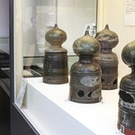 戦国武将の建部光重の銘文が刻まれた欄干の擬宝珠などが並ぶ特別展＝尼崎市南城内