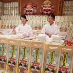 七五三シーズンが本格化する中、千歳あめの袋詰めを行う巫女たち＝西宮市社家町