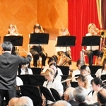 ウインドオーケストラ演奏を披露する神戸女学院大音楽学部生ら＝西宮市岡田山