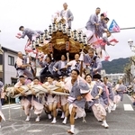 街中を勢いよく走るだんじり＝芦屋市大桝町