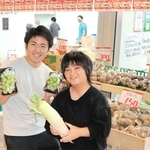 武庫川団地にある「メルカードむこがわ」内に２号店を構えた野草真菜さん（右）と兄の惣太さん＝西宮市高須町１