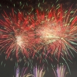 秋の夜空を彩った花火＝伊丹市の猪名川河川敷