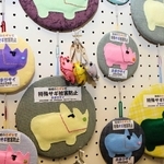 展示されている「あまがサイ」の作品＝尼崎市塚口町３