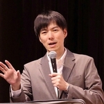 ＳＮＳと選挙の関係について話す立命館大の谷原つかさ准教授＝宝塚市末広町