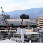 ２０２７年度中の開院に向け、市立伊丹病院（右奥）の敷地で建設工事が進む新病院＝伊丹市千僧１