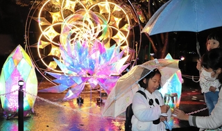 梅園公園に登場した光のオブジェ。光るグラスで乾杯＝伊丹市西台１