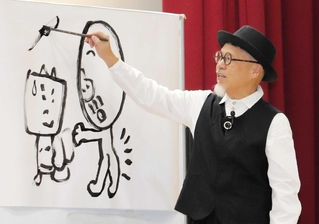 児童らの前でライブペインティングを披露した長谷川義史さん＝尼崎市杭瀬北新町２