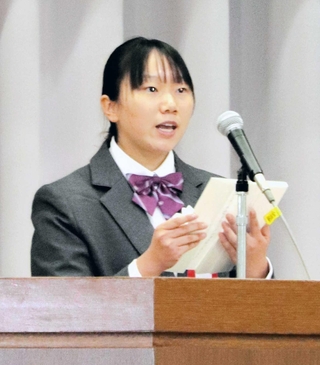 生徒代表であいさつする松長麻耶さん＝西宮市苦楽園二番町