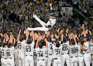 リーグ優勝を決め、ナインから胴上げされる藤川球児監督＝９月７日、西宮市の甲子園球場