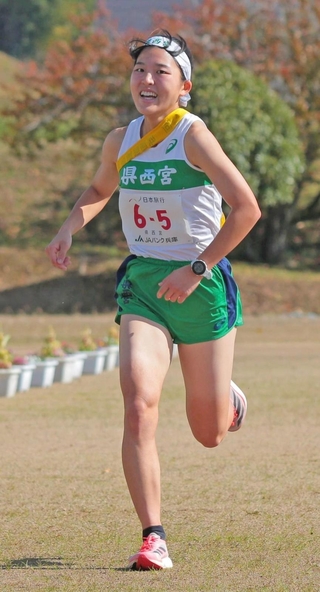フィニッシュする女子・県西宮のアンカー井口綾乃主将＝丹波篠山市内（撮影・秋山亮太）