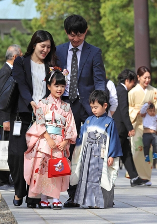 七五三参りに訪れた親子らでにぎわう西宮神社の境内＝西宮市社家町