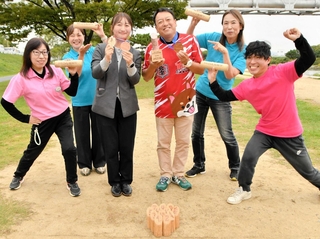 武庫川モルックマメシーバのメンバーと一緒に世界３位を喜ぶ内藤平さん（右から３人目）と村田菜月さん（同４人目）＝西宮市小松東町３