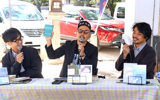 購入した古書について語る小説家の（左から）鳥山まことさん、松永Ｋ三蔵さん、大原鉄平さん＝西宮市社家町