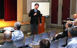 市民との対話集会で行財政改革について説明する宝塚市の森臨太郎市長＝宝塚市小林２