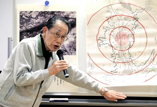 貴重な写真や資料を交えて自身の体験を伝えた鹿島孝治さん＝伊丹市宮ノ前３