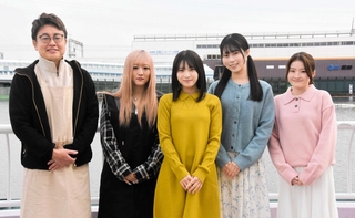 「あまっこ」の撮影に臨む（左から）銀シャリの橋本直さん、青山うかさん、ＮＭＢ４８の芳賀礼さん、ＮＭＢ４８の龍本弥生さん、紀平萌絵さん＝尼崎市水明町