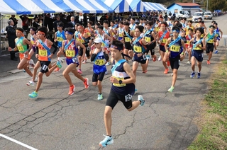 一斉にスタートする男子１区の選手たち＝豊岡市日高町（撮影・吉田敦史）