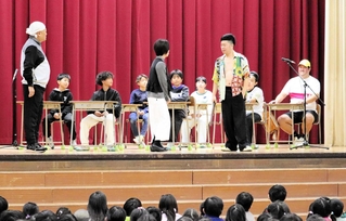 吉本新喜劇のメンバーと舞台に立った児童ら＝尼崎市杭瀬北新町２