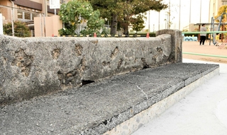 公園の敷地内に移設された欄干。大小無数の爆弾痕が残っている＝西宮市学文殿町２